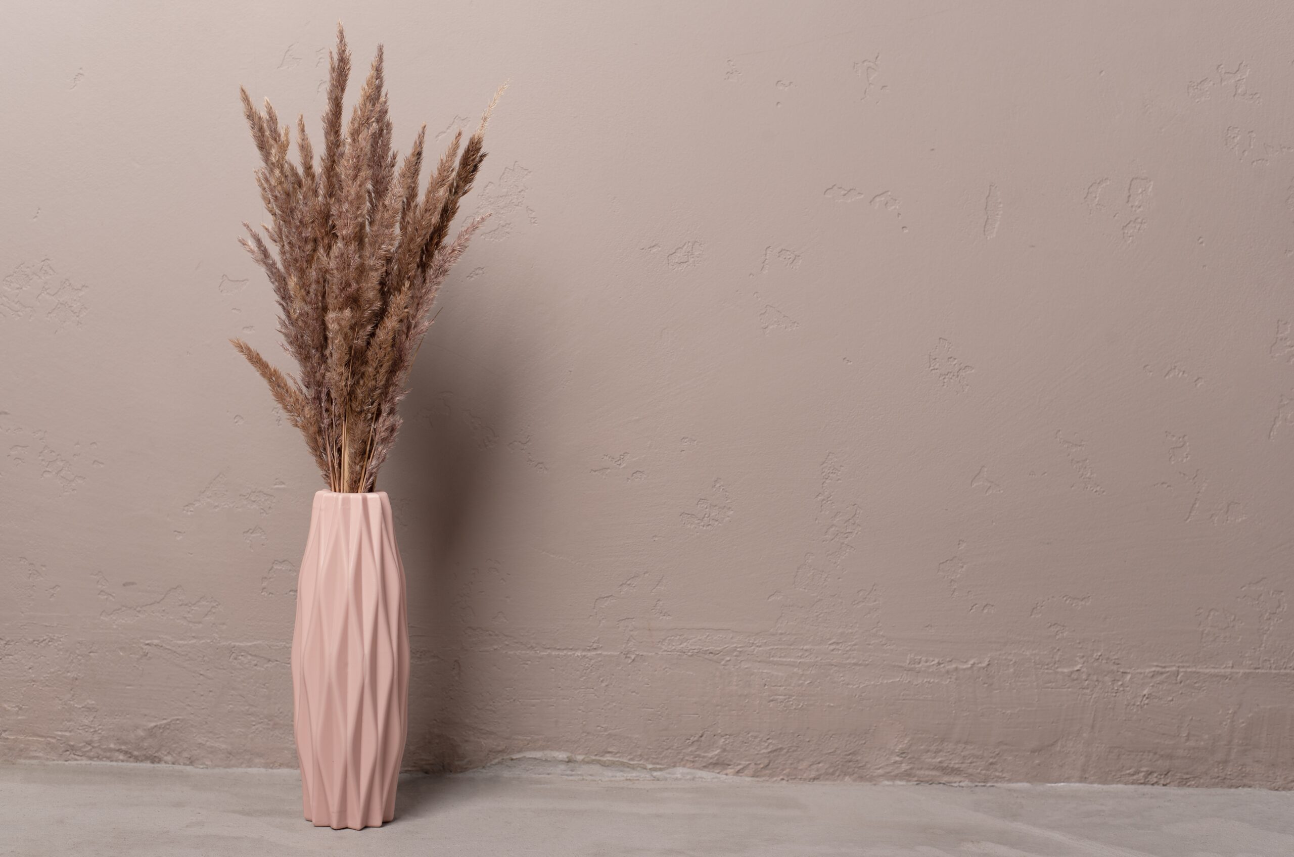 A,Pampas,Bouquet,In,A,Rose,Vase,In,A,Minimalistic